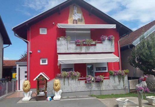 Gasterbajterska kuća u Gradišci postala hit: Na njoj zlatni mural Ostroga, a čuvaju je dva zlatna lava (Foto)