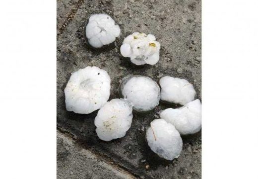 Nevrijeme u Kozarskoj Dubici: Padao led veličine jajeta (Video)