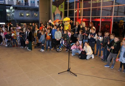 Mašta i sreća na velikoj sceni: Festival porodice u Gradišci (Foto)