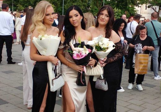 Bijeljina: Učenici Poljoprivredne i medicinske škole proslavljaju maturu (Foto)