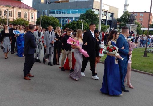 Foto vijest: I večeras sve oči uprte u maturante