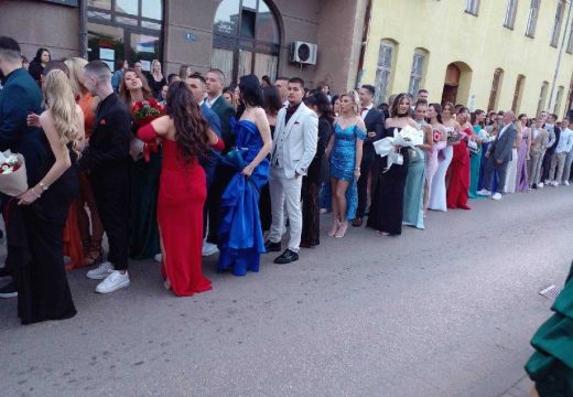 Maturanti Tehničke škole “Mihajlo Pupin”: Večeras proslavljaju ispit zrelosti (Foto)