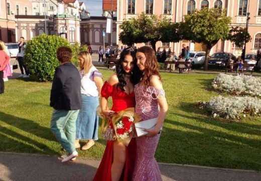 Foto vijest: Bijeljina u znaku mature – slavlje učenika Ekonomske i Muzičke škole