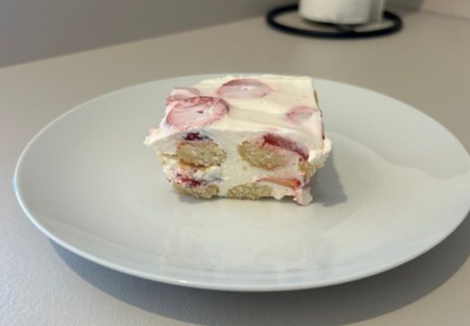 Recept: Najlakši kolač s jagodama bez pečenja i miksera