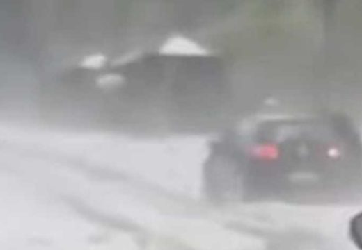 Haos na auto putu: Krupan grad u Srbiji lomi šoferke, ne vidi se prst pred okom