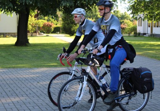 Od Laktaša do manastira Tumane na biciklima: Gavrilo i Sergej pomažu Sergeju i Tanji