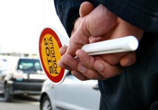 Stavio pare u policijski rokovnik: Vozač uhapšen zbog mita