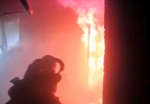 Herojska intervencija: Požar gutao kuću, vatrogasci sve snimili (Video)