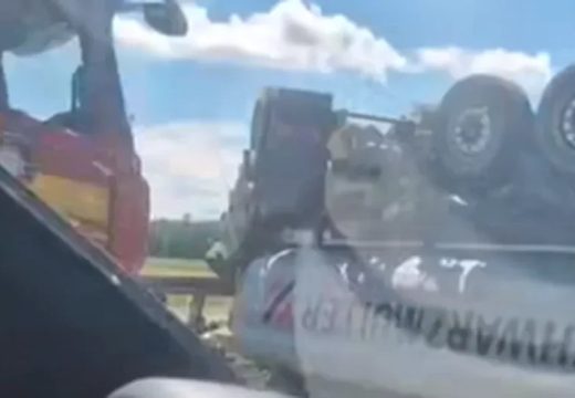 Saobraćajna nezgoda: Prevrnuo se kamion na autoputu u Okučanima i probio zaštitnu ogradu (Video)