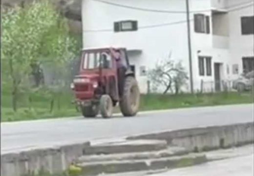 Novi saobraćajni cirkus: Traktor bez točka snimljen u vožnji (Video)