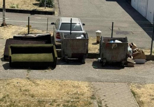 BIJELJINA: Usred dana ostavili trosjed pored kontejnera, prijavljeni Komunalnoj policiji