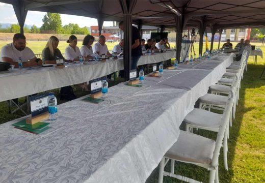 Šou na plus 35: Teslićki parlament zasjeda na stadionu