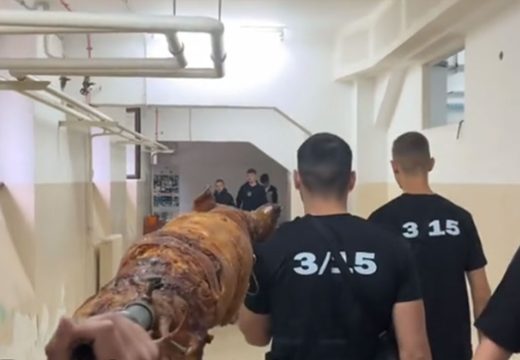 Video: Donijeli pečeno prase u školu “da poprave ocjene”