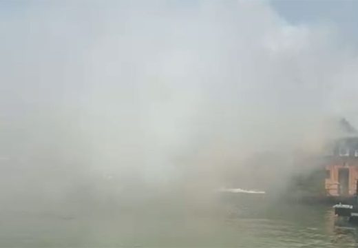 Gori splav u Beogradu: Dim uznemirio građane (Video)