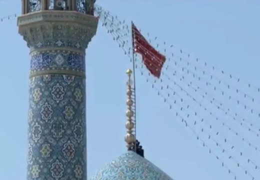 To znači samo jedno: Iznad iranske džamije Jamkaran podignuta crvena zastava