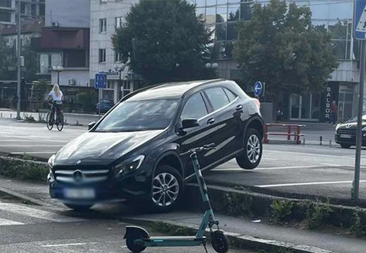 Banjaluka: Automobil “spao” sa parkinga