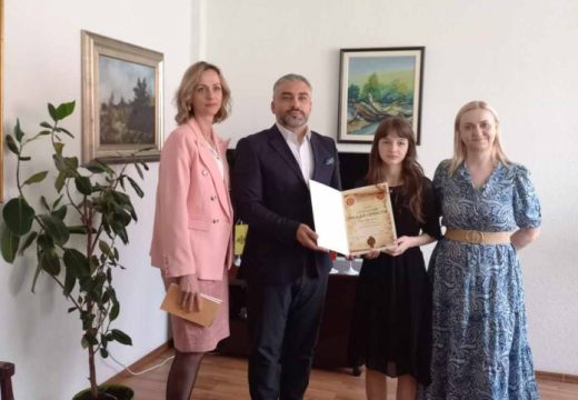 Bijeljina: Učenica Gimnazije Sara Ivanović osvojila drugo mjesto na konkursu „Mladi srbista“