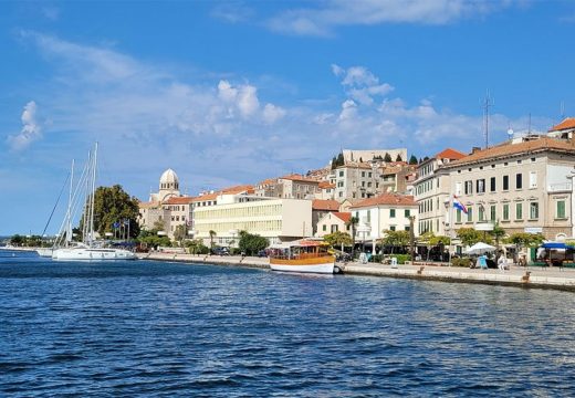 Hrvatska: Mladiće napali na plaži u Šibeniku, dočekale ih psovke i prijetnje (Video)