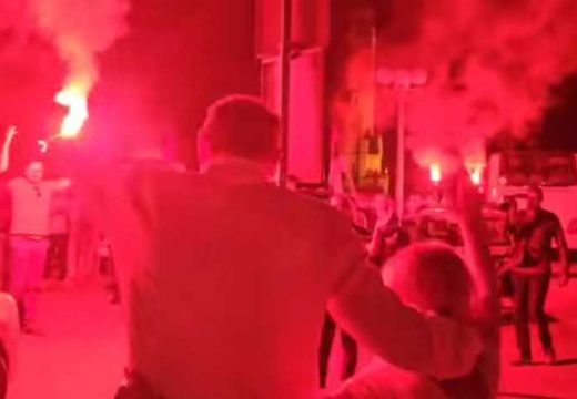 RS: Teslićani Miličevića dočekali bakljadom i vatrometom (Video)