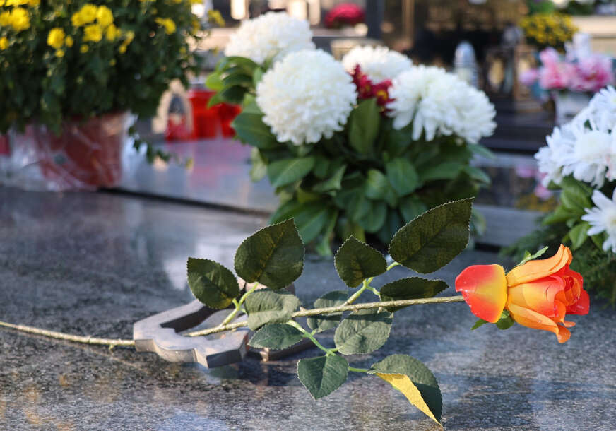cvijeće na grobu