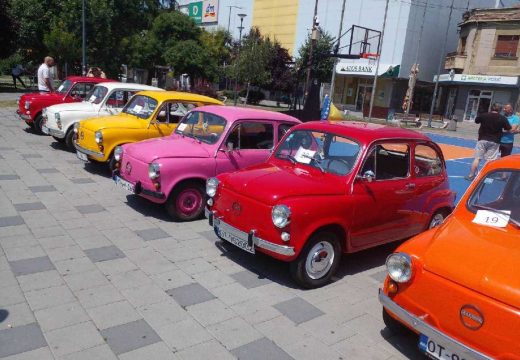Smotra oldtajmera na gradskom trgu u Bijeljini: Vlasnici “fića” iz bivše Juge danas u Bijeljini (Foto)