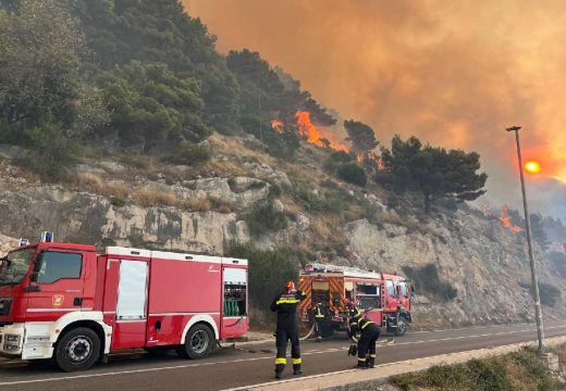 Gori sa obje strane magistrale: Ogromni požar u Dalmaciji, turisti bježe, u toku evakuacija (Video)