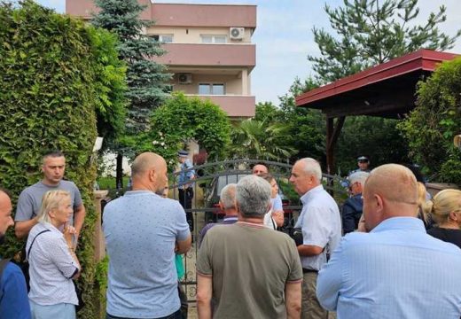 SDS najavio proteste: Građani se okupili ispred kuće Milana Miličevića