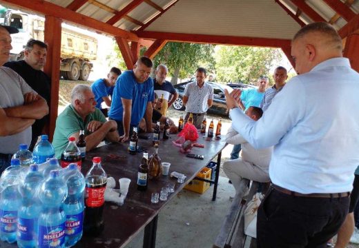 Ministar Savo Minić sa poljoprivrednicima u selu Glogovac:  Imamo dobar rod pšenice i borićemo se za prihvatljivu cijenu (Foto)