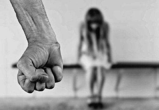 Osnovni sud u Bijeljini potvrdio optužnicu: Trudnu ženu udario zdjelom po glavi, noć provela u plasteniku