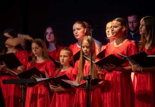 Veče tradicije i emocija u Eparhijskom domu Bijeljina: Vidovdanska akademija u znaku dječje radosti i duhovne muzike (Foto)