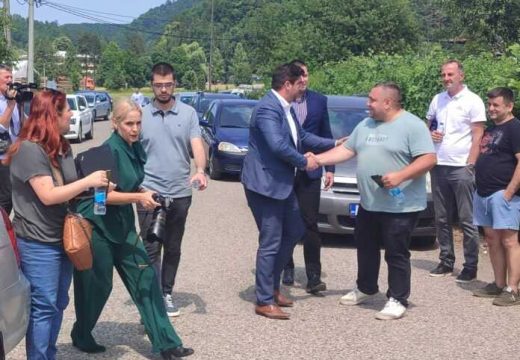 Gradonačelnik i dalje u kući: Ljubiša Petrović stigao u Teslić da podrži Milana Miličevića