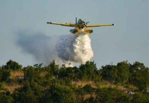 Požar kod Šibenika: Vatru gasi 27 vatrogasaca sa 11 vozila (Foto)