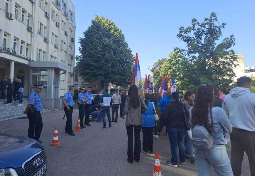 Podrška Miličeviću: Članovi SDS-a ispred Okružnog suda u Banjaluci