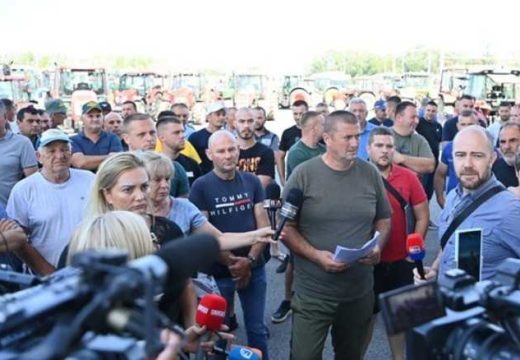 Poljoprivrednici poručili na Rači: Ne čuje nas onaj ko treba, neka se uključi Dodik (Foto)