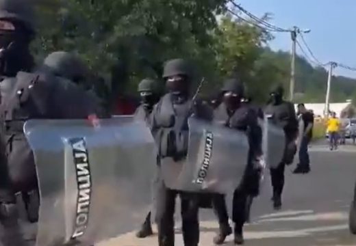 Video: Sve napetije ispred kuće Milana Miličevića, stigli i specijalci