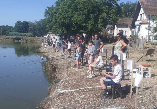 Velino Selo kod Bijeljine: Takmičenje malih ribolovaca (Foto)
