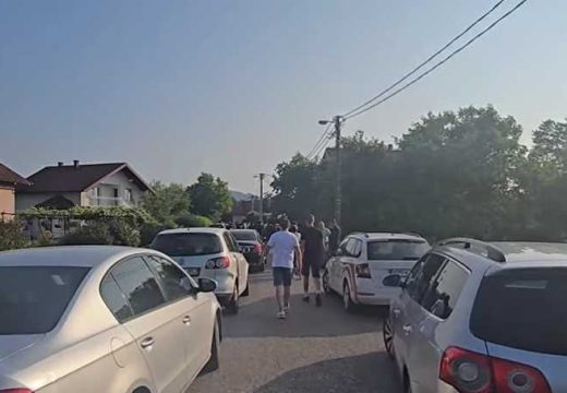 Situacija u Tesliću se ne smiruje: Blokiran put u blizini kuće Milana Miličevića (Video)