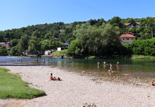 Vrijeme bez promjene: Sunčano i vruće, temperatura u BiH do 37 stepeni