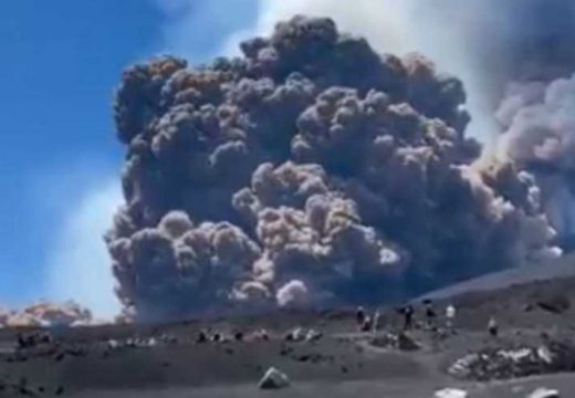 Haos na Siciliji: Etna eruptirala, turisti bježali pred dimom (Video)