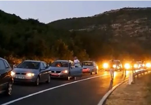 Požari: Obustavljen saobraćaj na ulazu u Trebinje, vatra prišla magistrali