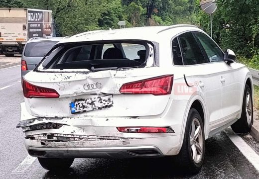 BiH: Dok je gasio požar na tuđem autu, kamion se zakucao u njegovo u kojem je bila kćerka