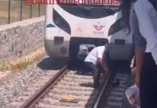 Turska: Mašinovođa spasio malo mače i osvojio srca miliona (Video)