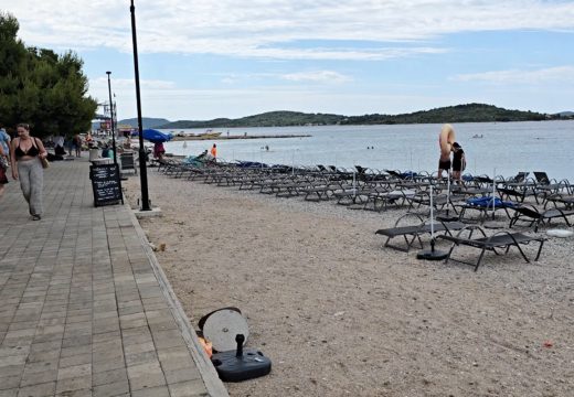 Plaže u Vodicama zjape prazne: “Prije pet godina nije se moglo proći” (Foto)