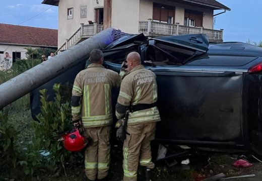 Nezgoda: Automobilom sletio i udario u banderu kod Prijedora, vozača izvlačili vatrogasci (Foto)