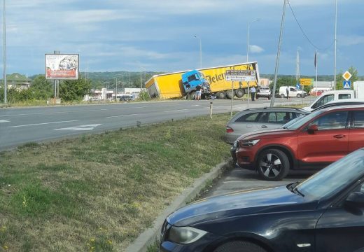 Nezgoda: Kamion sletio s puta na ulazu u Modriču, policija na terenu