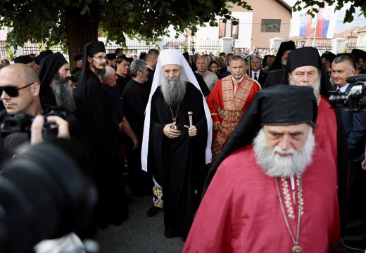Liturgiji prisustvovali i brojni zvaničnici: Patrijarh Porfirije služi liturgiju i pomen stradalim Srbima