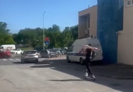 Prizor nasmijao mnoge: Sa jagnjetom na ramenu vozio trotinet (Video)
