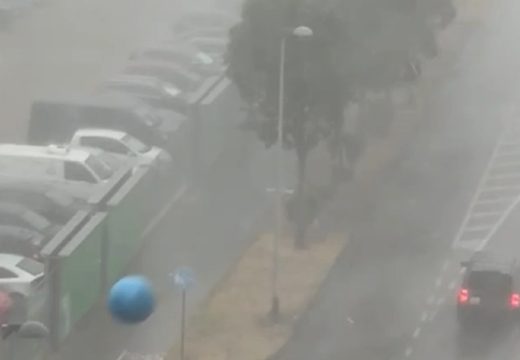 Snažno nevrijeme pogodilo Zagreb: Olujni vjetar čupao roletne (Video)