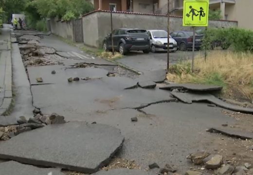 Srbija: Nevrijeme odnijelo asfalt sa ulice u Beogradu (Video)