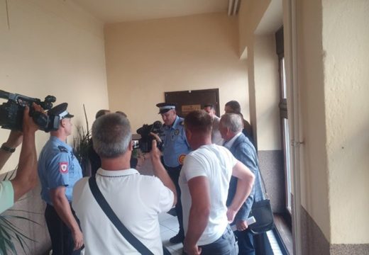 Politička saga u Tesliću: Škrebić i Jotanović došli na posao, zatekli zaključane kancelarije